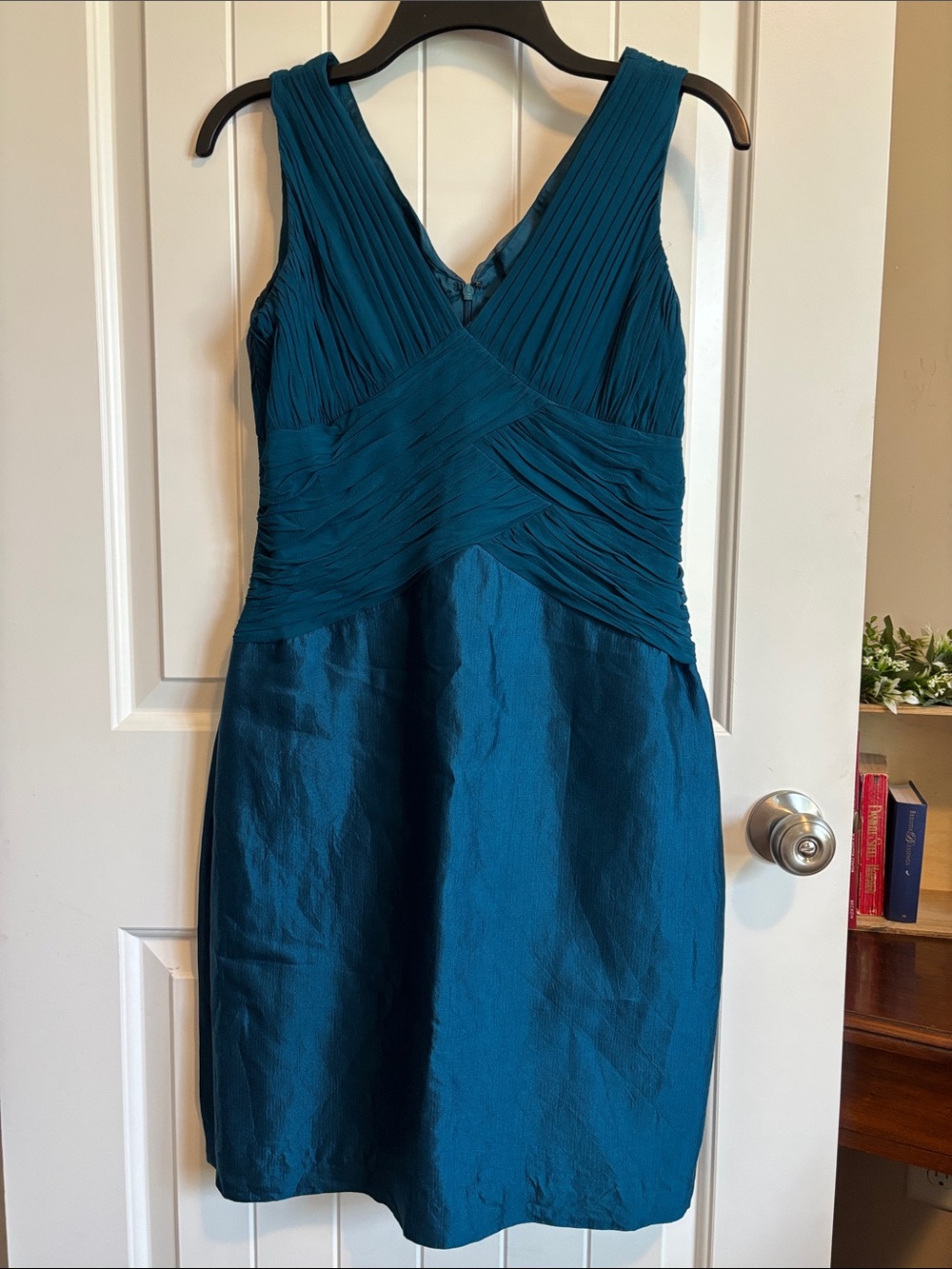 Sleeveless Teal V-Neck Ruched Cocktail Dress. Size 10P